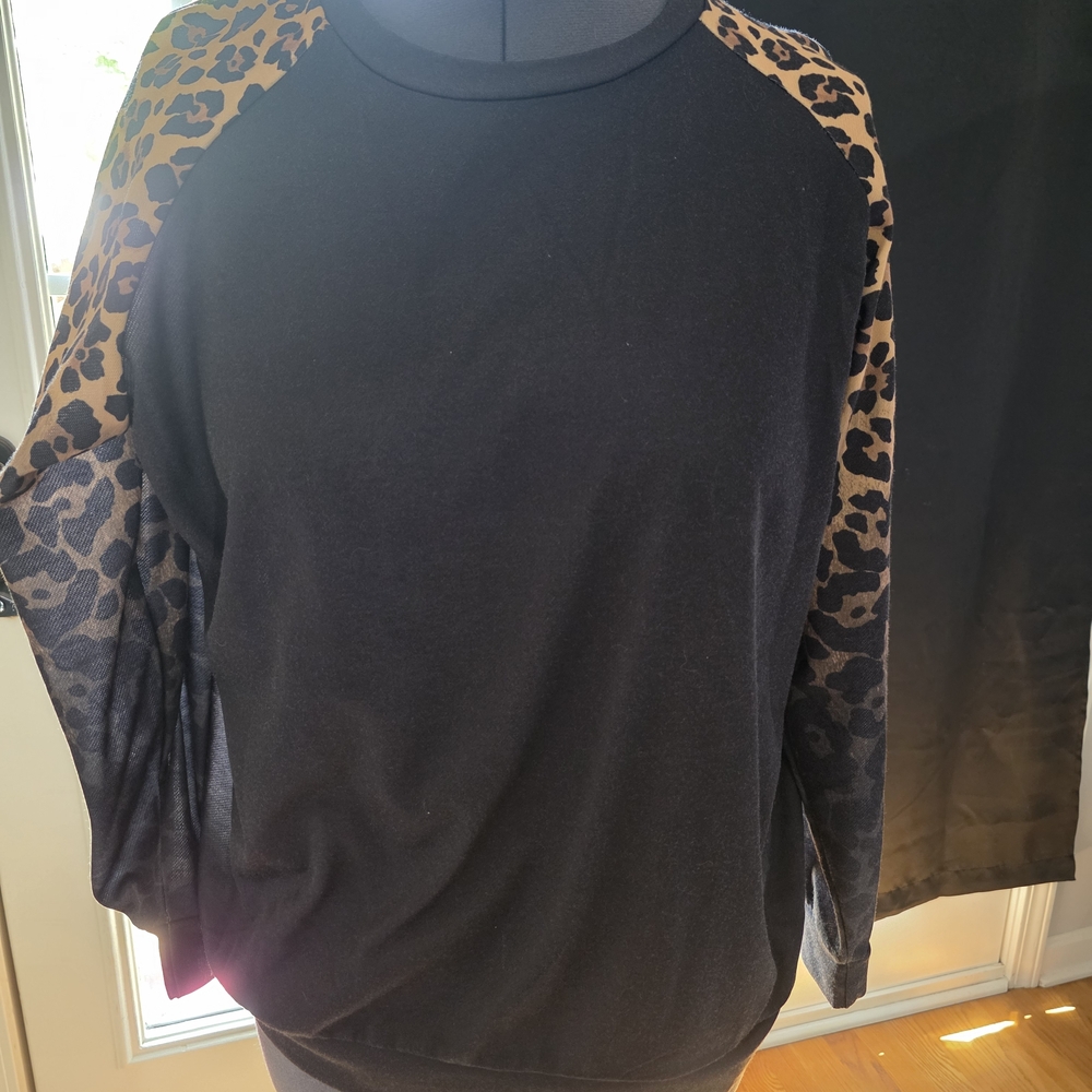 SHEIN Black Sweatshirt with Leopard Print Sleeves Xxl